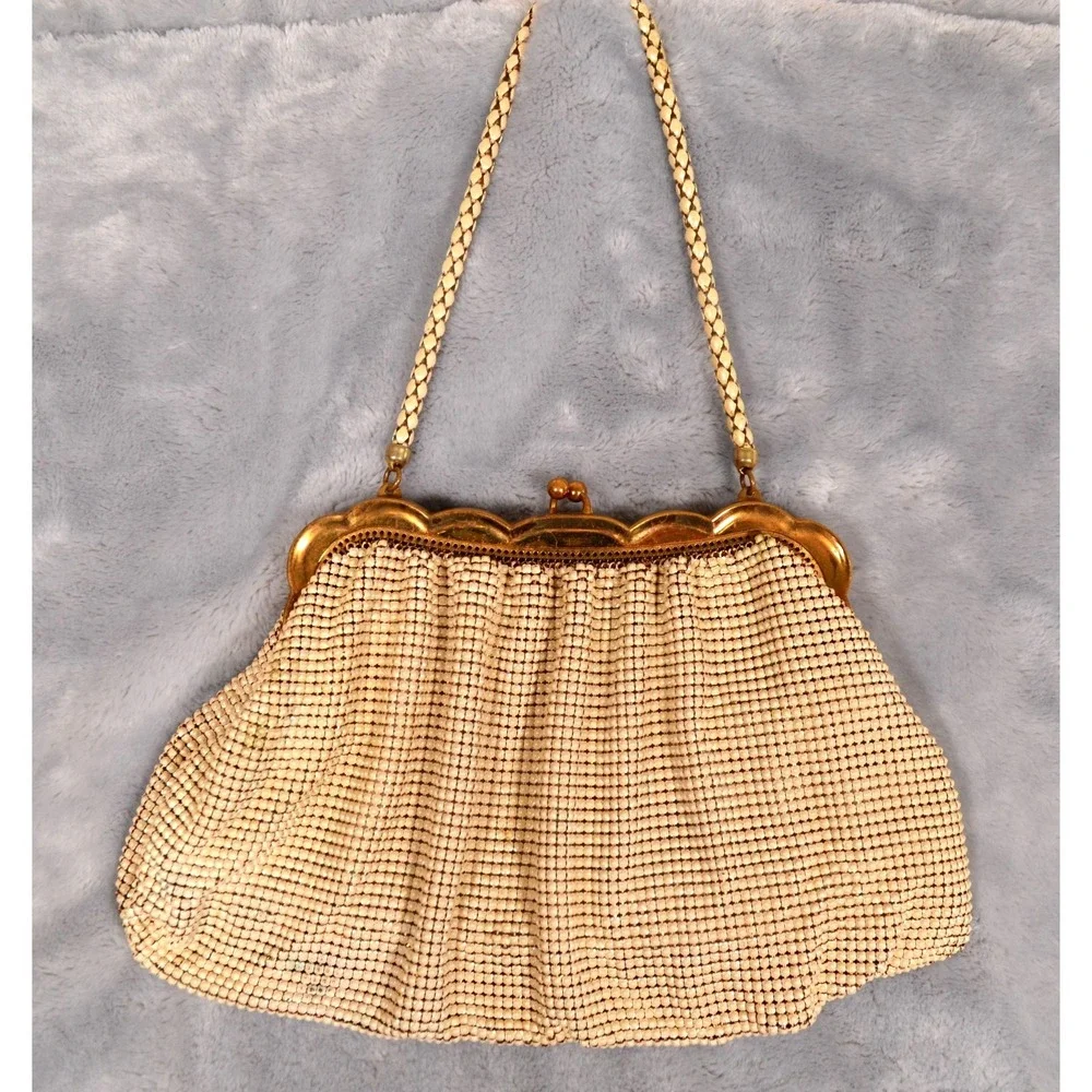 Vintage Whiting & Davis Cream Color Metal Mesh Chainmail Coin Purse Kiss Lock